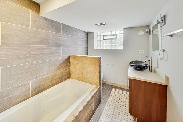 1716 W Beverly Glen Parkway, Chicago, IL 60643