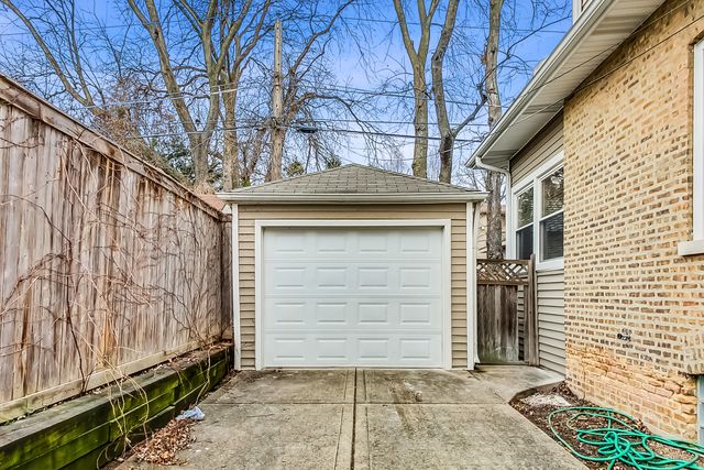 1716 W Beverly Glen Parkway, Chicago, IL 60643
