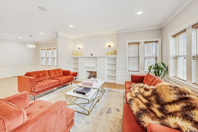 1716 W Beverly Glen Parkway, Chicago, IL 60643