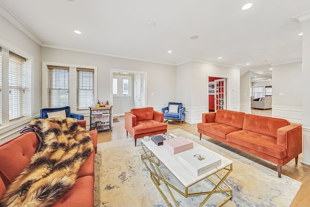 1716 W Beverly Glen Parkway, Chicago, IL 60643