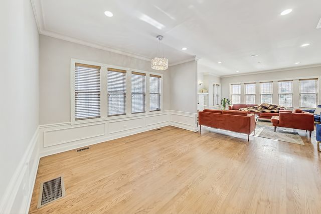 1716 W Beverly Glen Parkway, Chicago, IL 60643