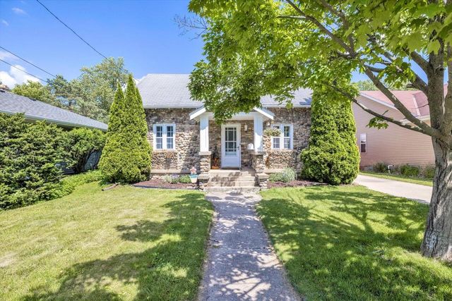 1017 Westowne AVENUE, Waukesha, WI 53188