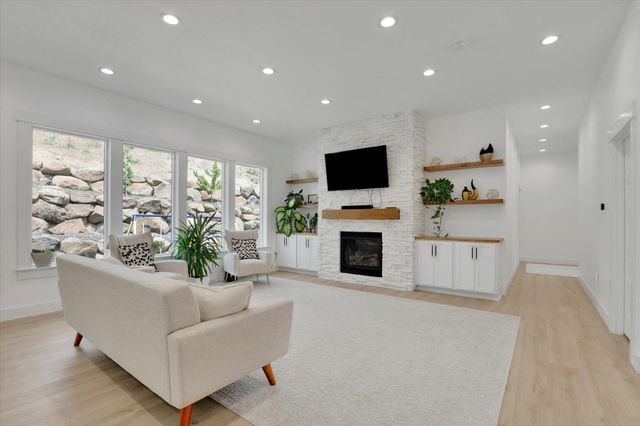 8609 E Hazelwood Ln, Spokane, WA 99212