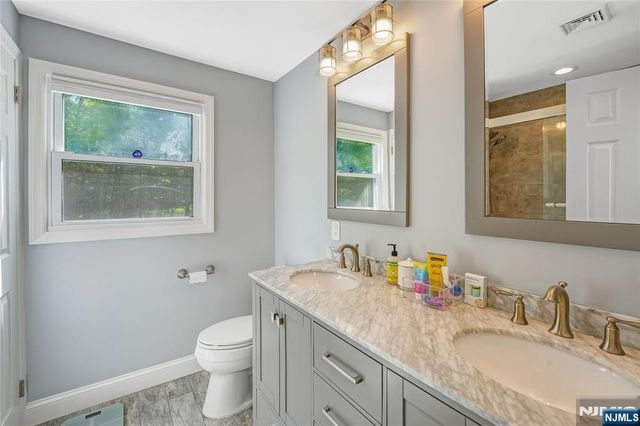 248 Wayfair Circle, Franklin Lakes, NJ 07417