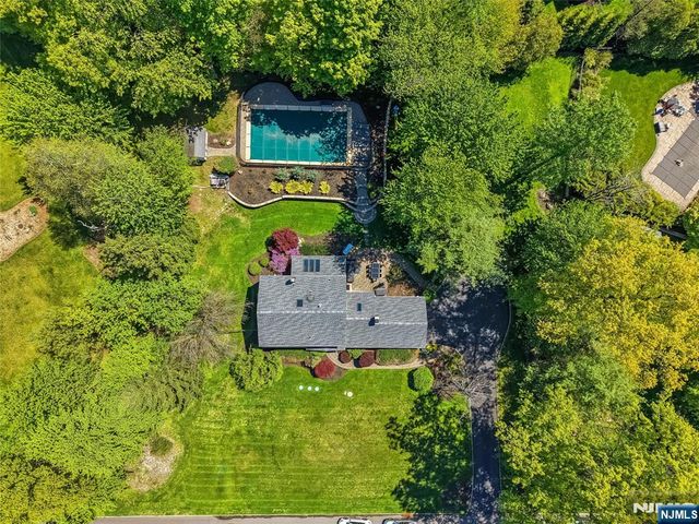 248 Wayfair Circle, Franklin Lakes, NJ 07417
