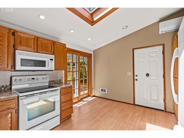 1572 HAPPY Ln, Eugene, OR 97401