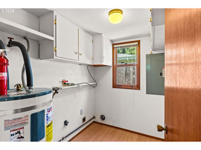 1572 HAPPY Ln, Eugene, OR 97401