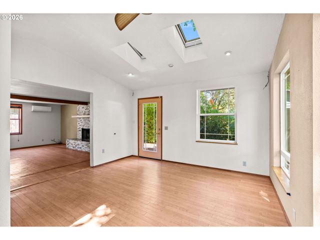 1572 HAPPY Ln, Eugene, OR 97401
