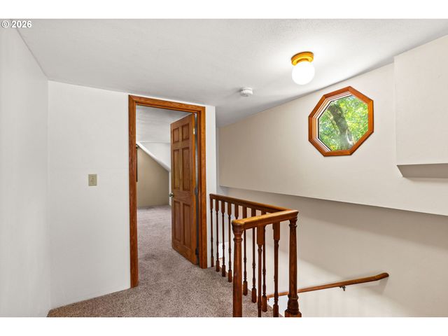 1572 HAPPY Ln, Eugene, OR 97401