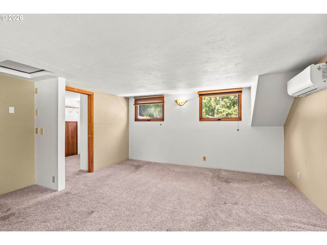 1572 HAPPY Ln, Eugene, OR 97401