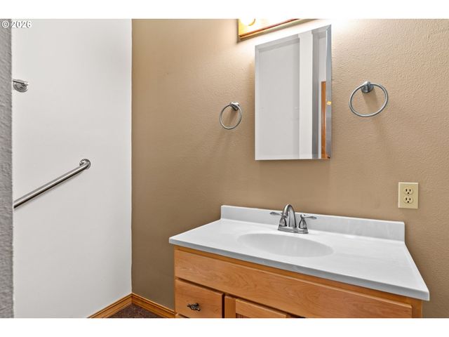 1572 HAPPY Ln, Eugene, OR 97401