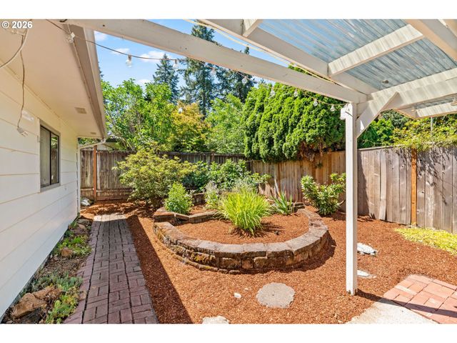 1572 HAPPY Ln, Eugene, OR 97401