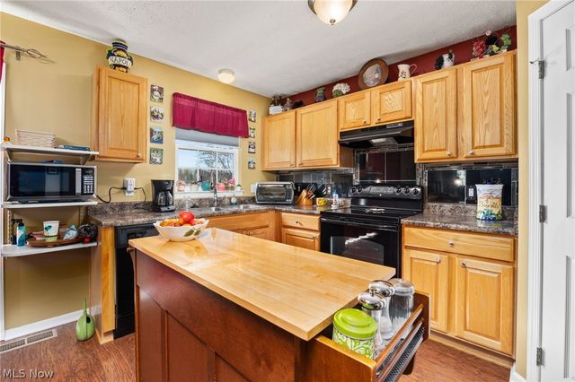 211 Burkdale Court, Wadsworth, OH 44281
