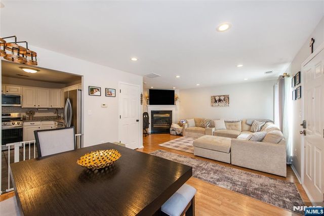 1066 Chedworth Circle, Mahwah, NJ 07430