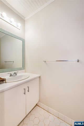 1066 Chedworth Circle, Mahwah, NJ 07430