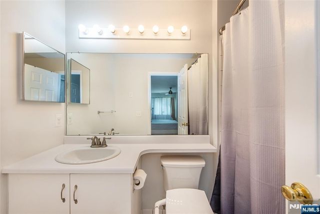 1066 Chedworth Circle, Mahwah, NJ 07430