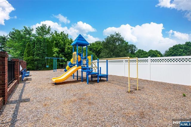 1066 Chedworth Circle, Mahwah, NJ 07430