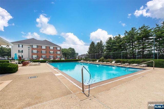 1066 Chedworth Circle, Mahwah, NJ 07430