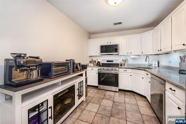1066 Chedworth Circle, Mahwah, NJ 07430