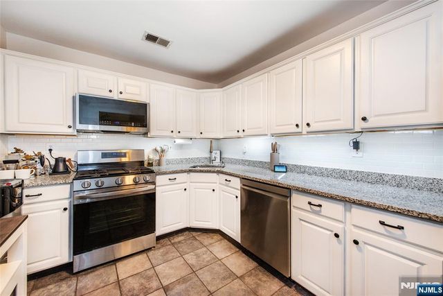 1066 Chedworth Circle, Mahwah, NJ 07430