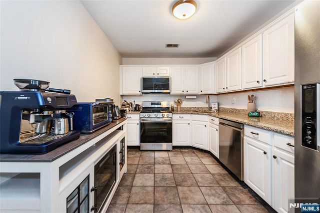 1066 Chedworth Circle, Mahwah, NJ 07430