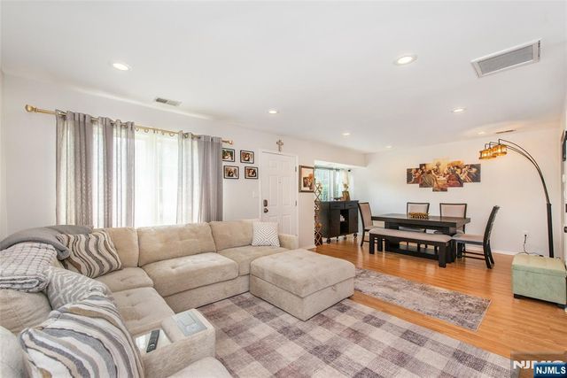 1066 Chedworth Circle, Mahwah, NJ 07430