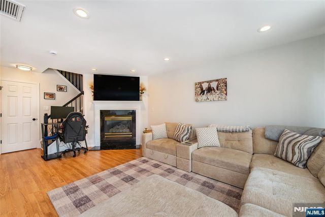 1066 Chedworth Circle, Mahwah, NJ 07430