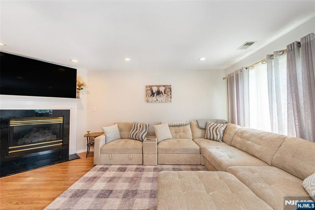 1066 Chedworth Circle, Mahwah, NJ 07430