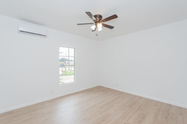 320 E Murrill Street, Baytown, TX 77520