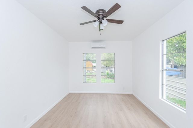 320 E Murrill Street, Baytown, TX 77520