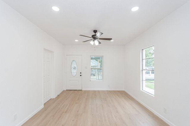 320 E Murrill Street, Baytown, TX 77520