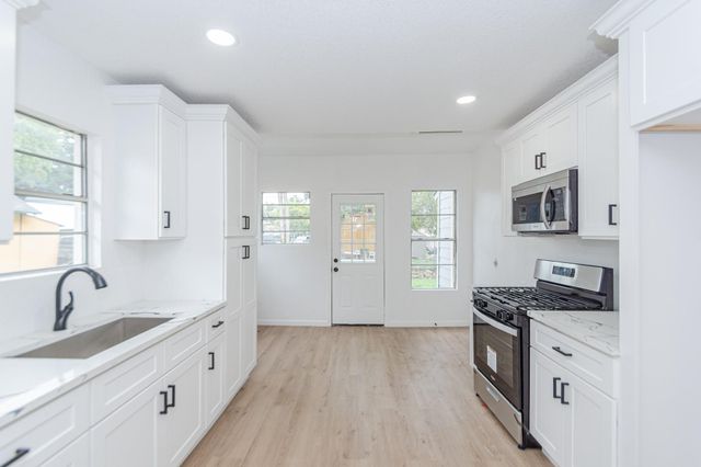 320 E Murrill Street, Baytown, TX 77520