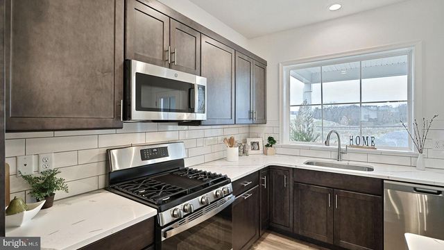 110 FLINT DR, Manheim, PA 17545