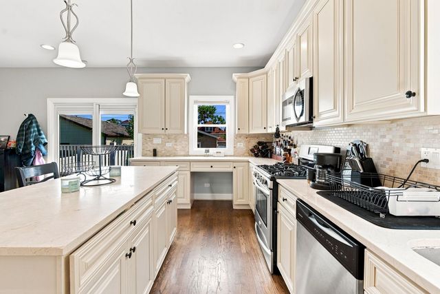 5337 W Barry Avenue, Chicago, IL 60641