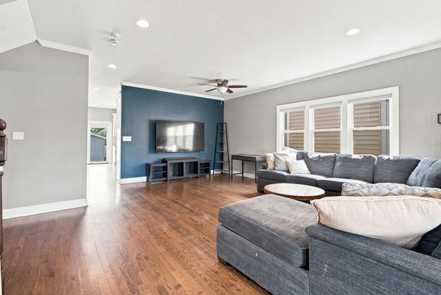 5337 W Barry Avenue, Chicago, IL 60641
