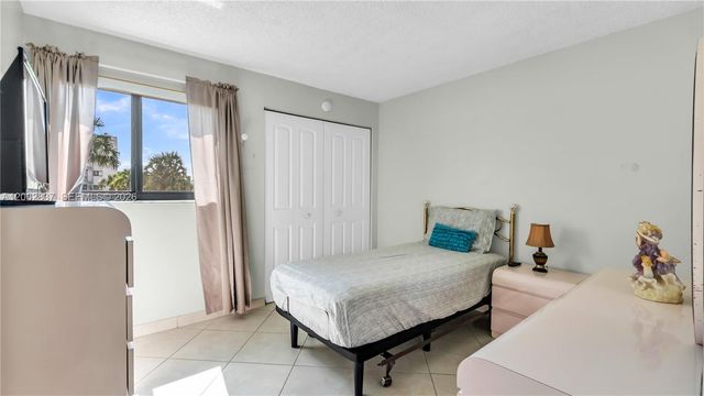 1820 W 53rd St 204, Hialeah, FL 33012