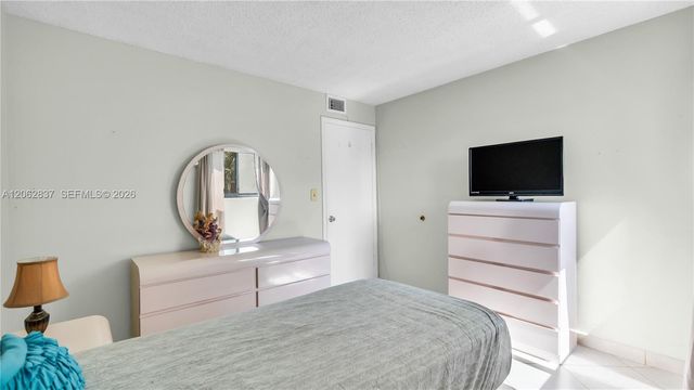 1820 W 53rd St 204, Hialeah, FL 33012
