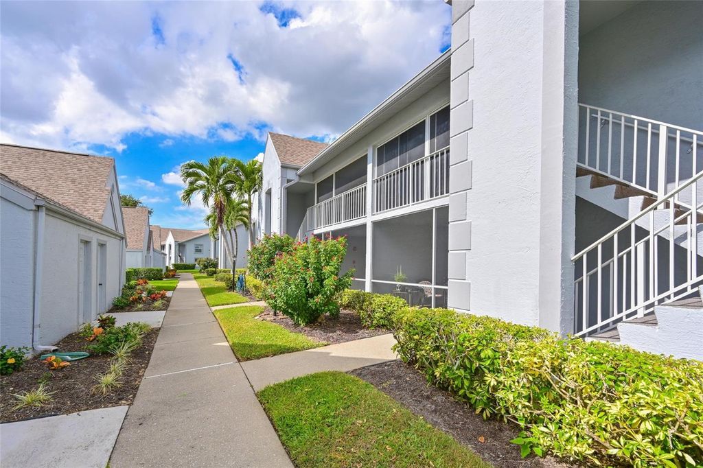 Image 8 of property listing at 6611 STONE RIVER ROAD 106, Bradenton, FL 34203