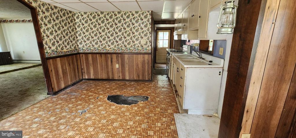 Image 8 of property listing at 9 CLEAR SPRING RD, Dillsburg, PA 17019
