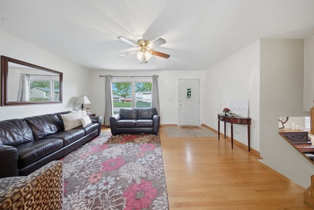 223 Blackberry Drive, Bolingbrook, IL 60440