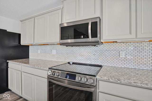 6069 N Cedarwood Drive, Mccordsville, IN 46055