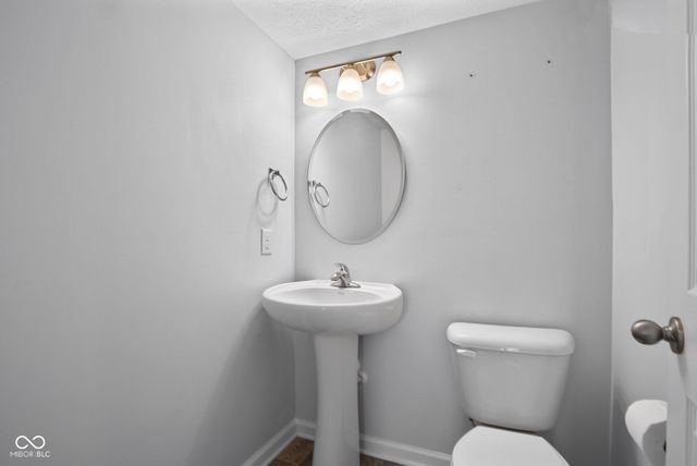 6069 N Cedarwood Drive, Mccordsville, IN 46055