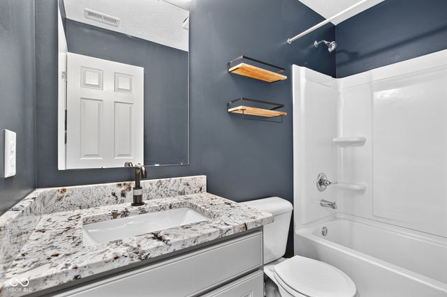 6069 N Cedarwood Drive, Mccordsville, IN 46055