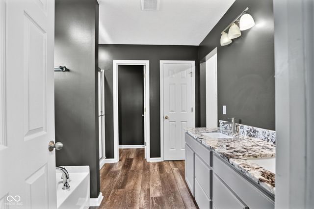 6069 N Cedarwood Drive, Mccordsville, IN 46055