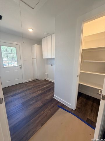 918 Scenic Dr, Bandera, TX 78003