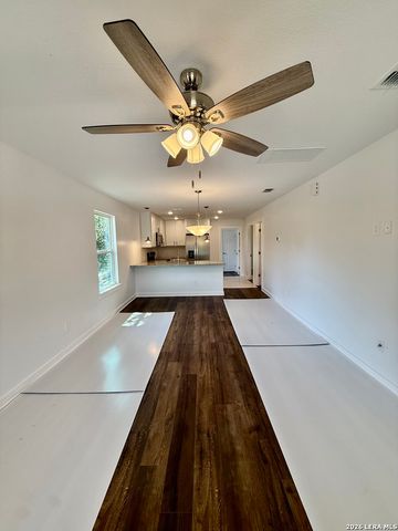 918 Scenic Dr, Bandera, TX 78003