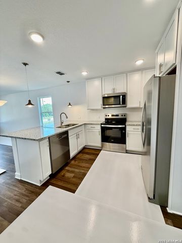 918 Scenic Dr, Bandera, TX 78003