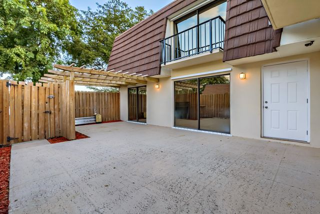 2403 24th Lane, Palm Beach Gardens, FL 33418