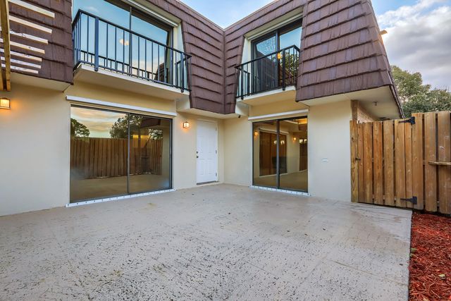 2403 24th Lane, Palm Beach Gardens, FL 33418