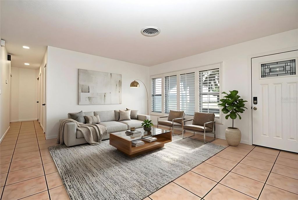 Image 11 of property listing at 10202 N BOULEVARD, Tampa, FL 33612